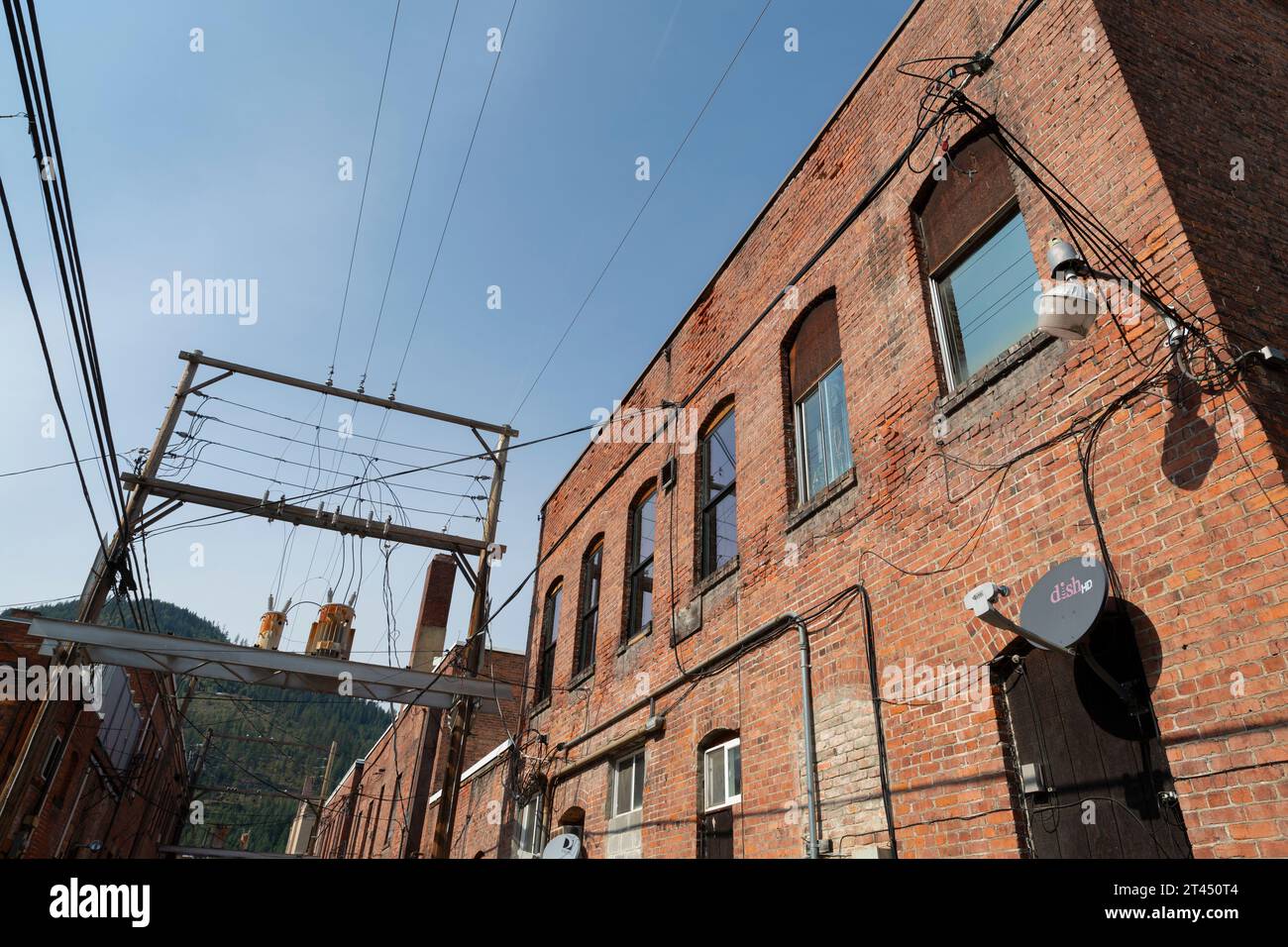Stromleitungen füllen eine Gasse in der kleinen Stadt Wallace, Idaho. Stockfoto