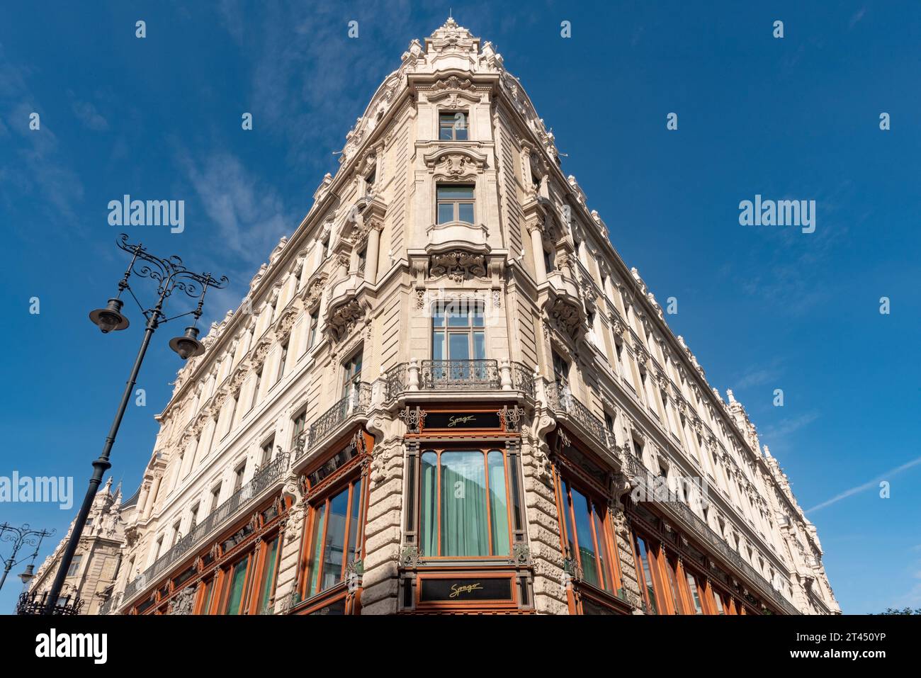 Wunderschöne Architektur des Matild Palace und des Spago Restaurants, moderner Luxus im traditionellen ungarischen Erbe. Stockfoto