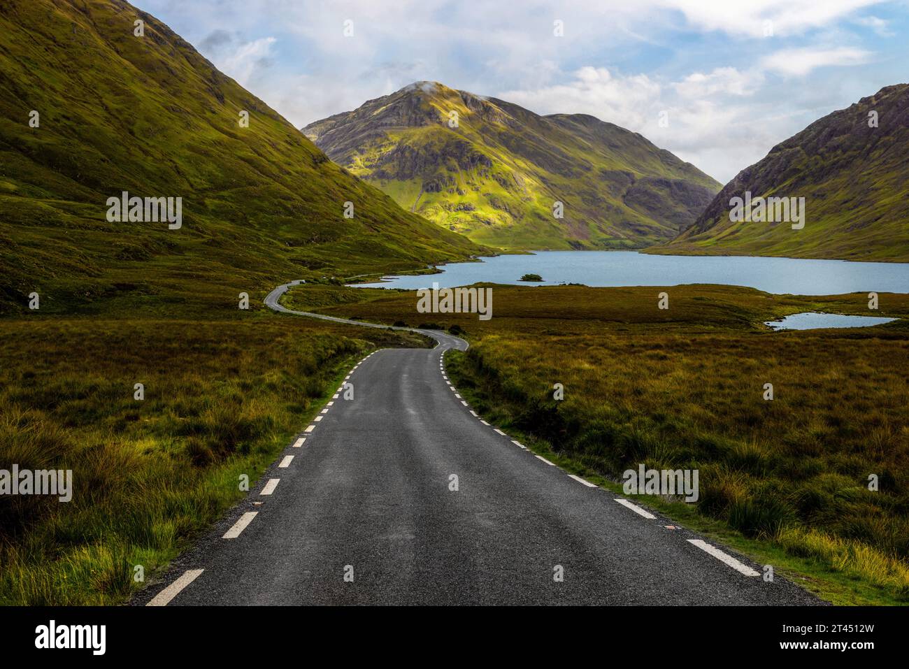 Doo Lough ist ein See im Connemara-Nationalpark im County Galway, Irland. Er ist einer der vielen Seen der Twelve Bens. Stockfoto