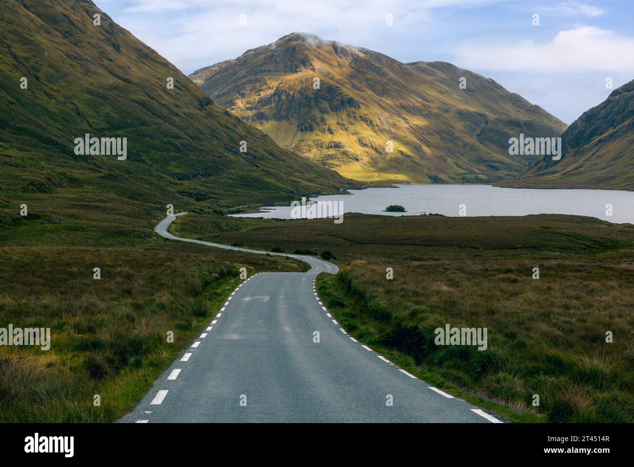 Doo Lough ist ein See im Connemara-Nationalpark im County Galway, Irland. Er ist einer der vielen Seen der Twelve Bens. Stockfoto