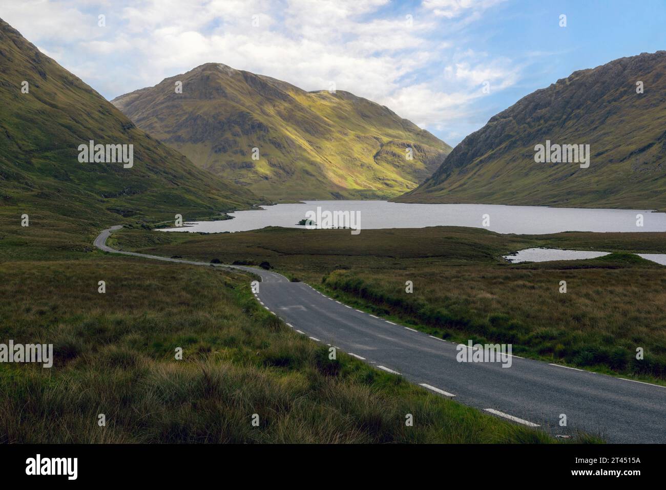 Doo Lough ist ein See im Connemara-Nationalpark im County Galway, Irland. Er ist einer der vielen Seen der Twelve Bens. Stockfoto