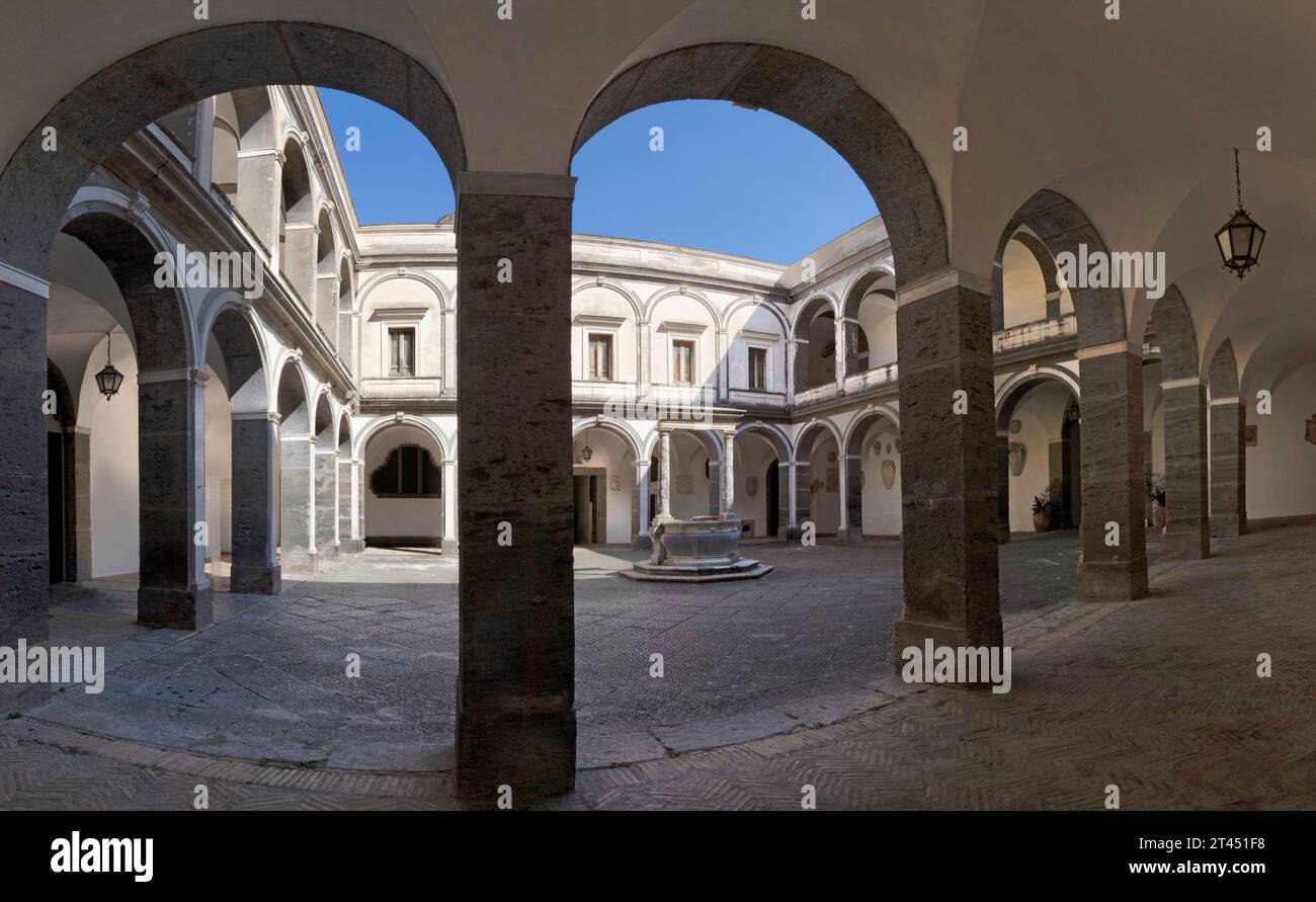NEAPEL, ITALIEN - 21. APRIL 2023: Das Atrium der Kirche Certosa di San Martino Stockfoto