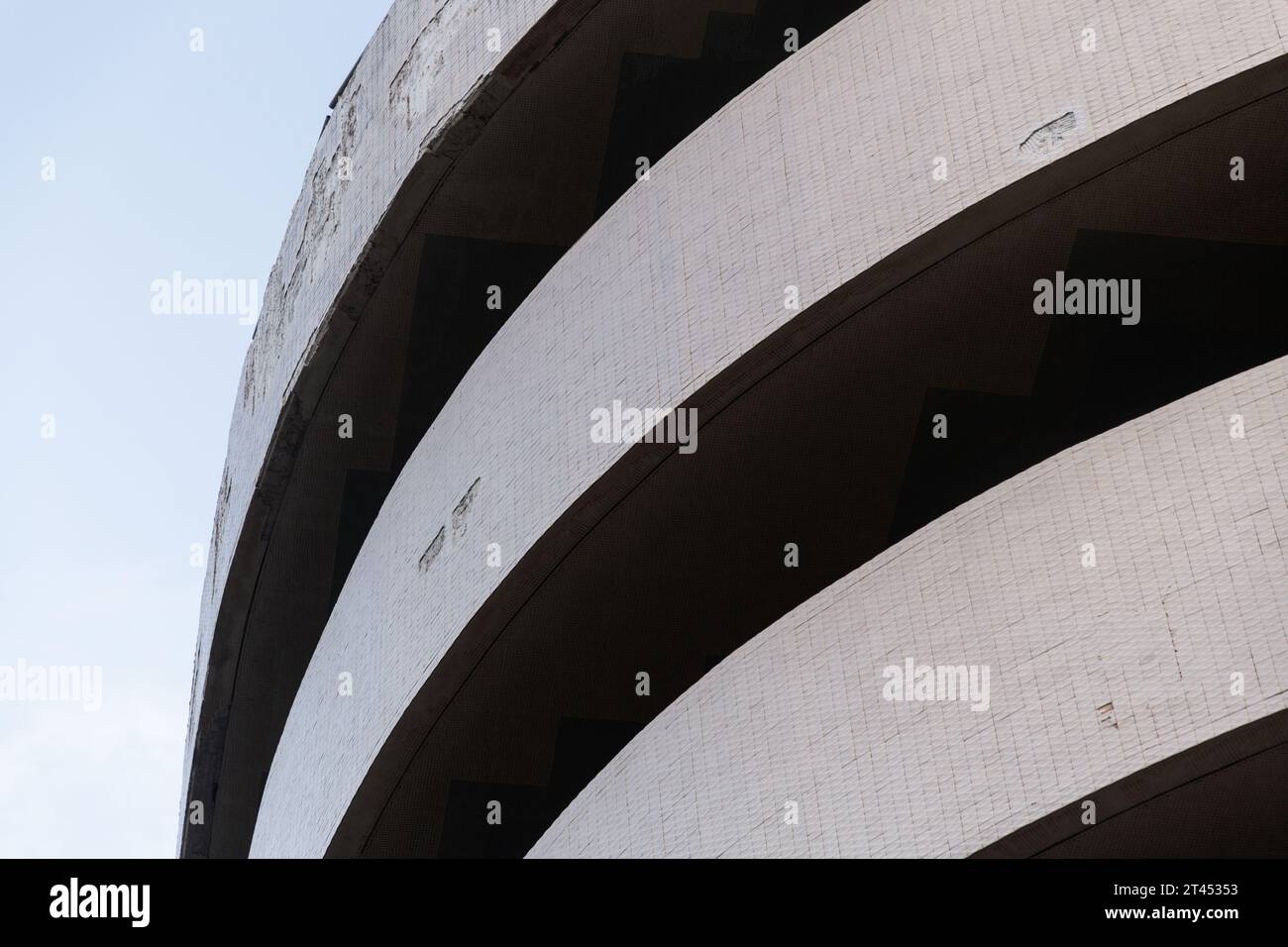 Typisches Bauhaus-inspiriertes Architekturdetail aus Tel Aviv, auch bekannt als die Weiße Stadt. Tel Aviv beherbergt häufig Beispiele des modernistisch-Bauhaus-Archits Stockfoto