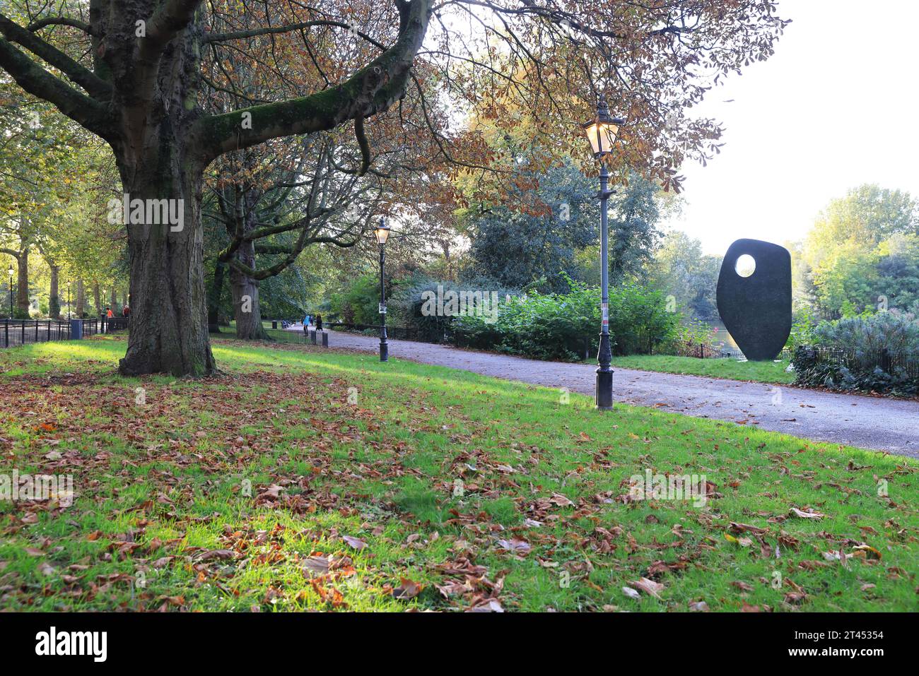 Single Form 1961-62, gewidmet Dag Hammarskjold, von Barbara Hepworth Skulptur im Battersea Park im Herbst, SW London, Großbritannien Stockfoto