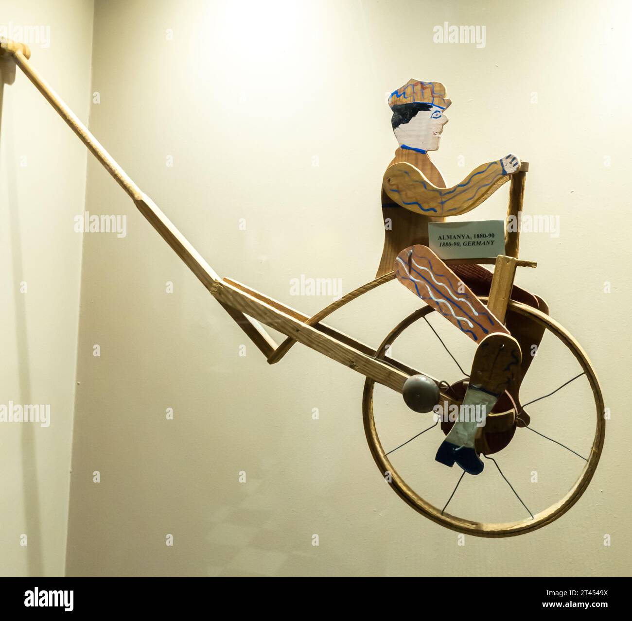 1880er Jahre deutsches Radfahrerspielzeug aus Holz Stockfoto