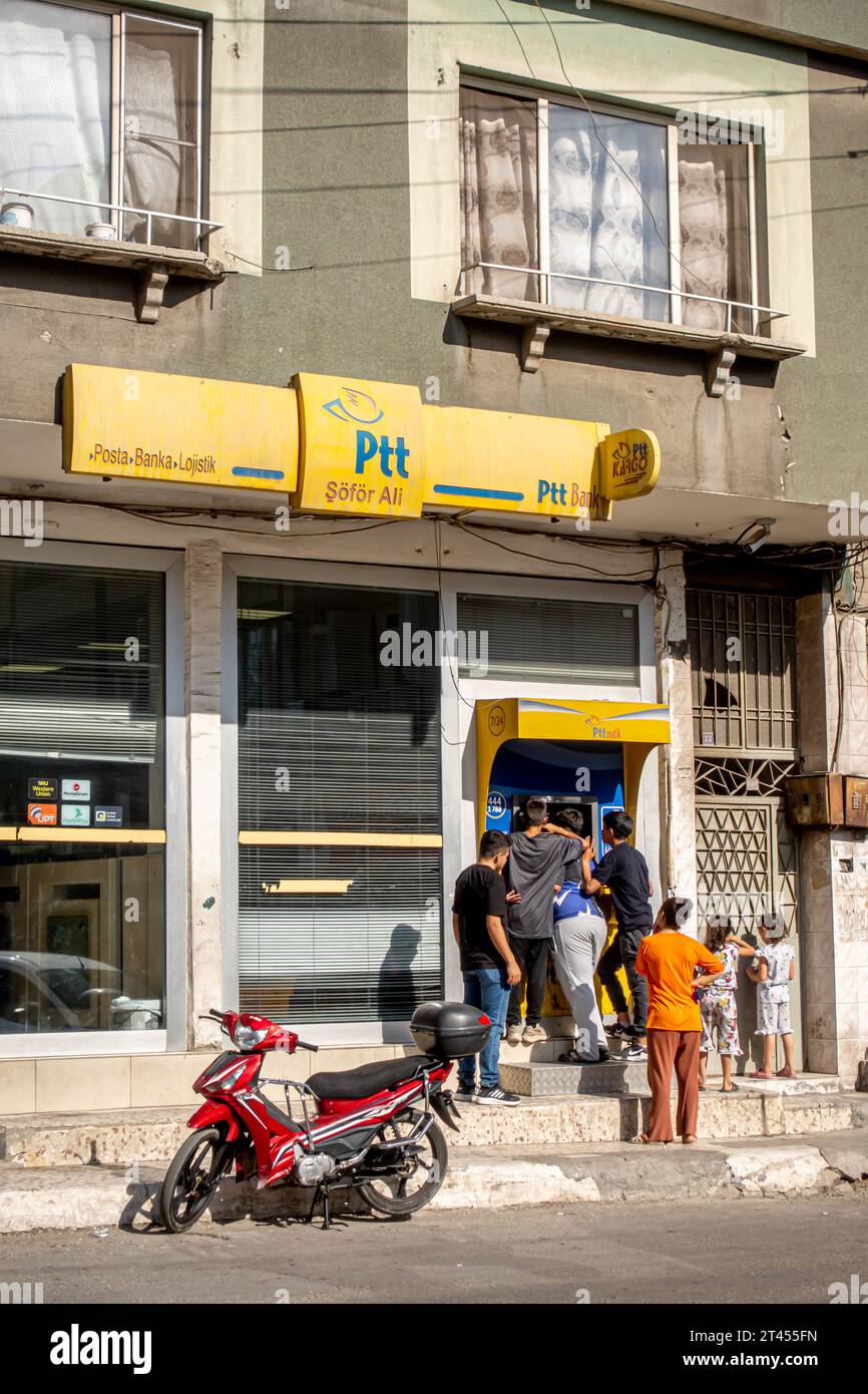 Geldautomat der PTT-Bank, Teenager, die in der Schlange stehen, um Geld vom Geldautomat Gaziantep Türkei abzuheben Stockfoto
