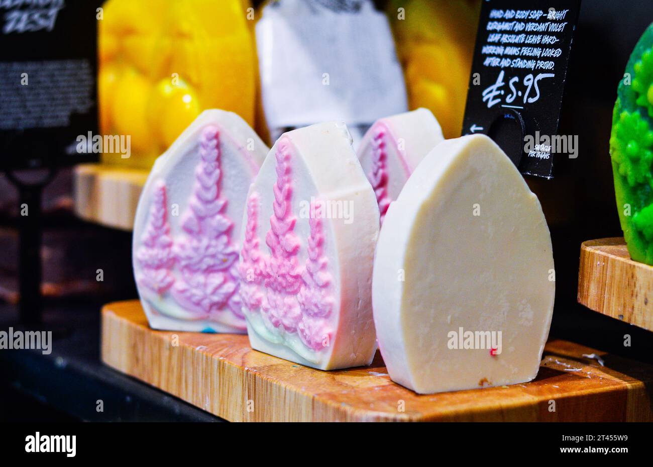 Belfast, Nordirland, März 2018. Farbenfrohe handgefertigte Badeprodukte vom Lush Cosmetics Store, Belfast. Stockfoto
