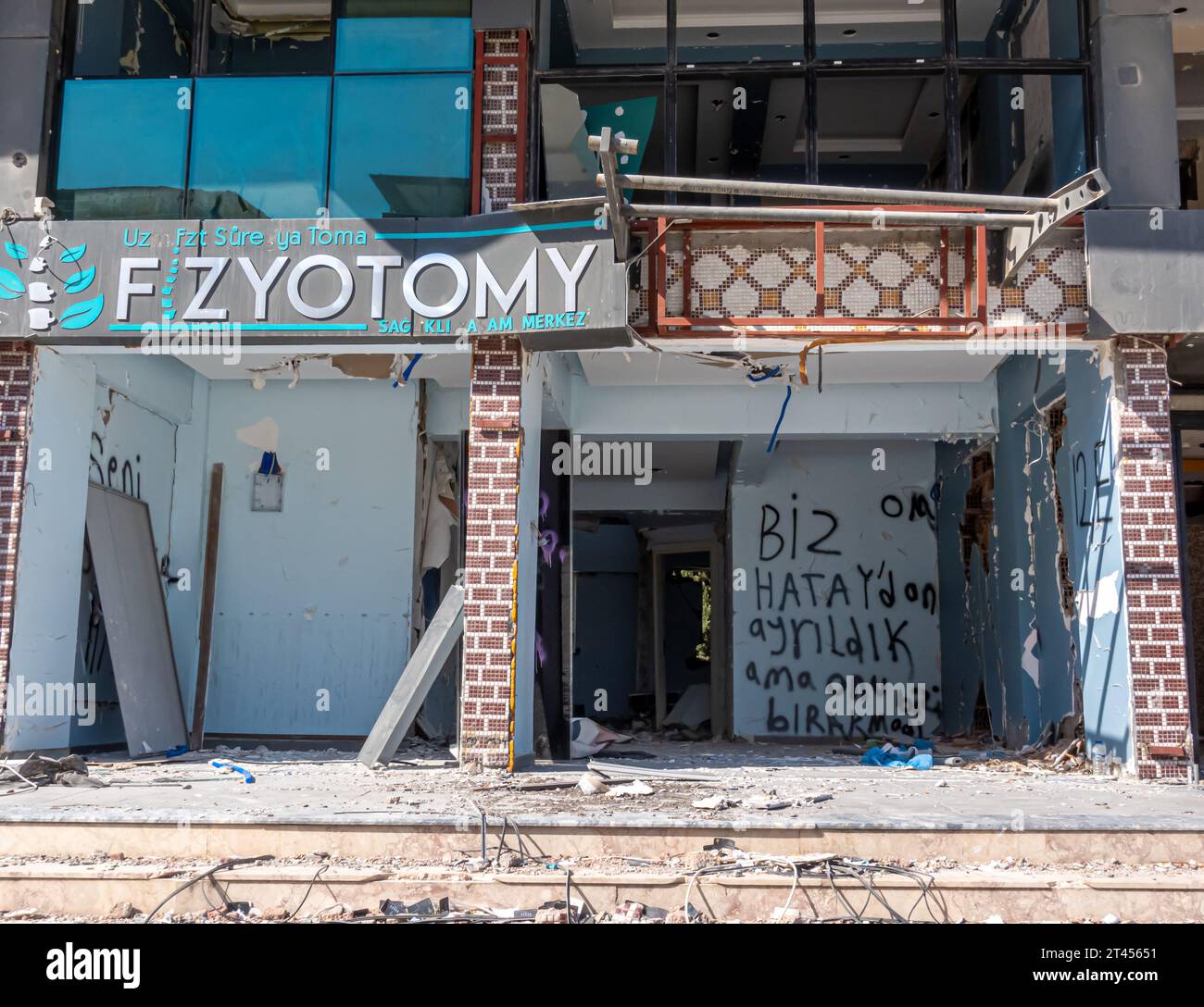 Graffti an der Wand des entdeckten Gebäudes durch das türkische Erdbeben 2023: 'Wir waren in Hatay und sind gegangen, aber jemand anderes wurde verlassen...' Stockfoto