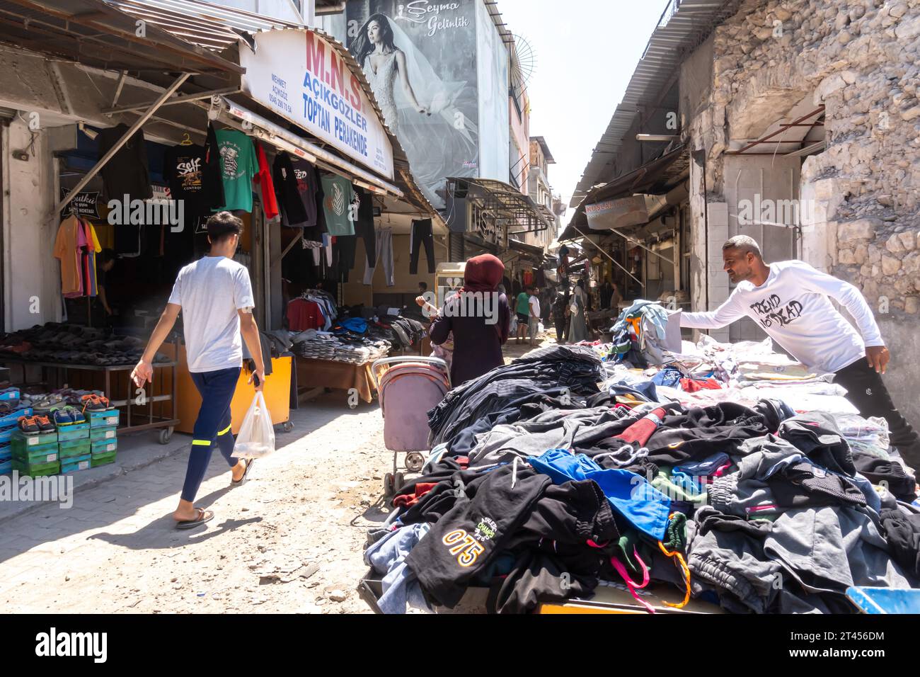 Antakya Outdoor-Bekleidungsmarkt, Hatay Türkei. Der zentrale Straßenmarkt von Antakya wurde durch das Erdbeben in der Türkei von 2023 stark beschädigt Stockfoto