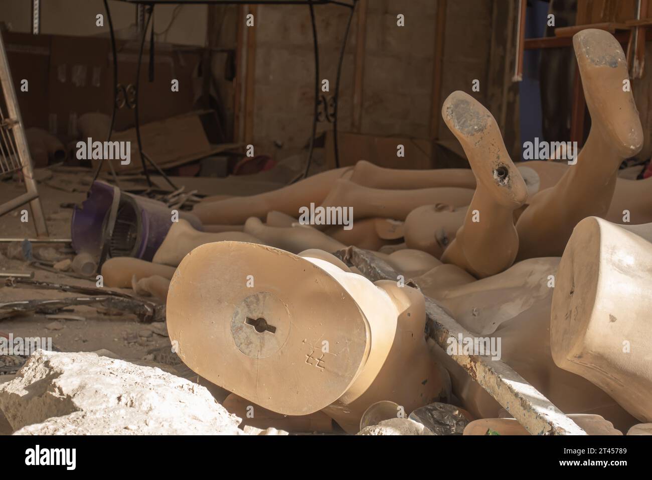 Kaputte, staubige, zerstörte Schaufensterpuppen im ehemaligen Laden. Schaufensterpuppen zerlegt, gebrochenes Schaufensterpuppen-Konzept. Stockfoto