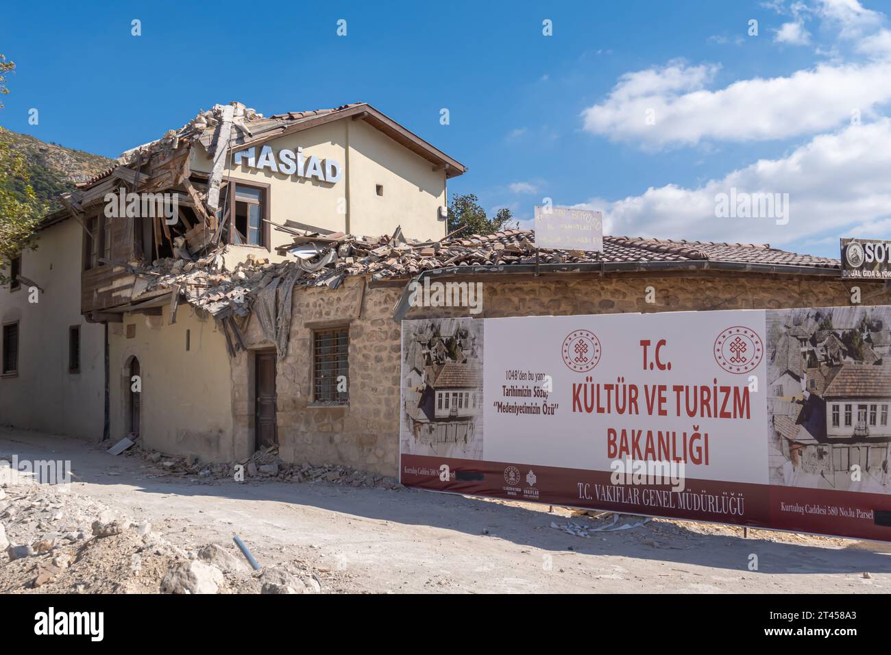 580 Kurtuluş Cd.Antakya/Hatay, Türkiye. Historisches Gebäude, das 2023 durch das Erdbeben zerstört wurde, mit einem Banner des Ministeriums für Kultur, das das Gebäude schützt Stockfoto