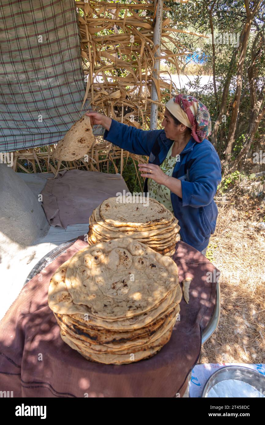 Türkische Frauen backen Brot im traditionellen Brotbackofen in einem Dorf Samandağ in der Provinz Hatay, Türkei Stockfoto