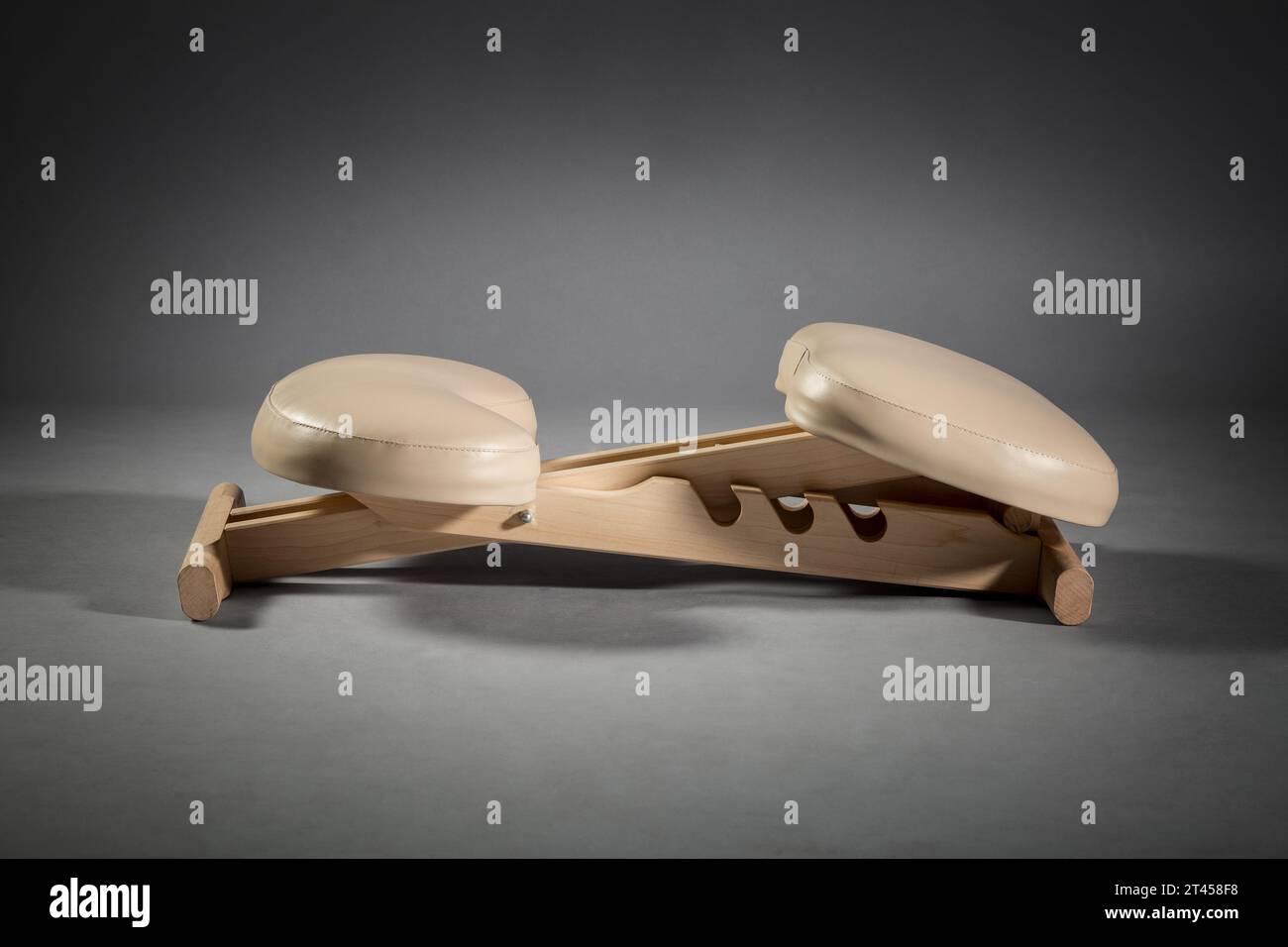 Orthopädischer ergonomischer Stuhl für die richtige Gesundheitshaltung in der Bürowohnung. Gesundheitsdesign-Möbel. Stockfoto