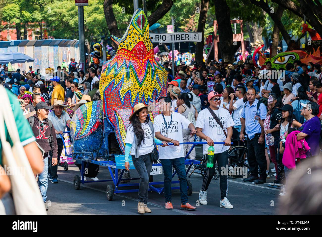 Mexiko-Stadt, Mexiko - 21. Oktober 2023. Alebrijes-Parade - 'Desfile de Alebrijes' während des Festivals Day of the Dead, Dia de los muertos Stockfoto