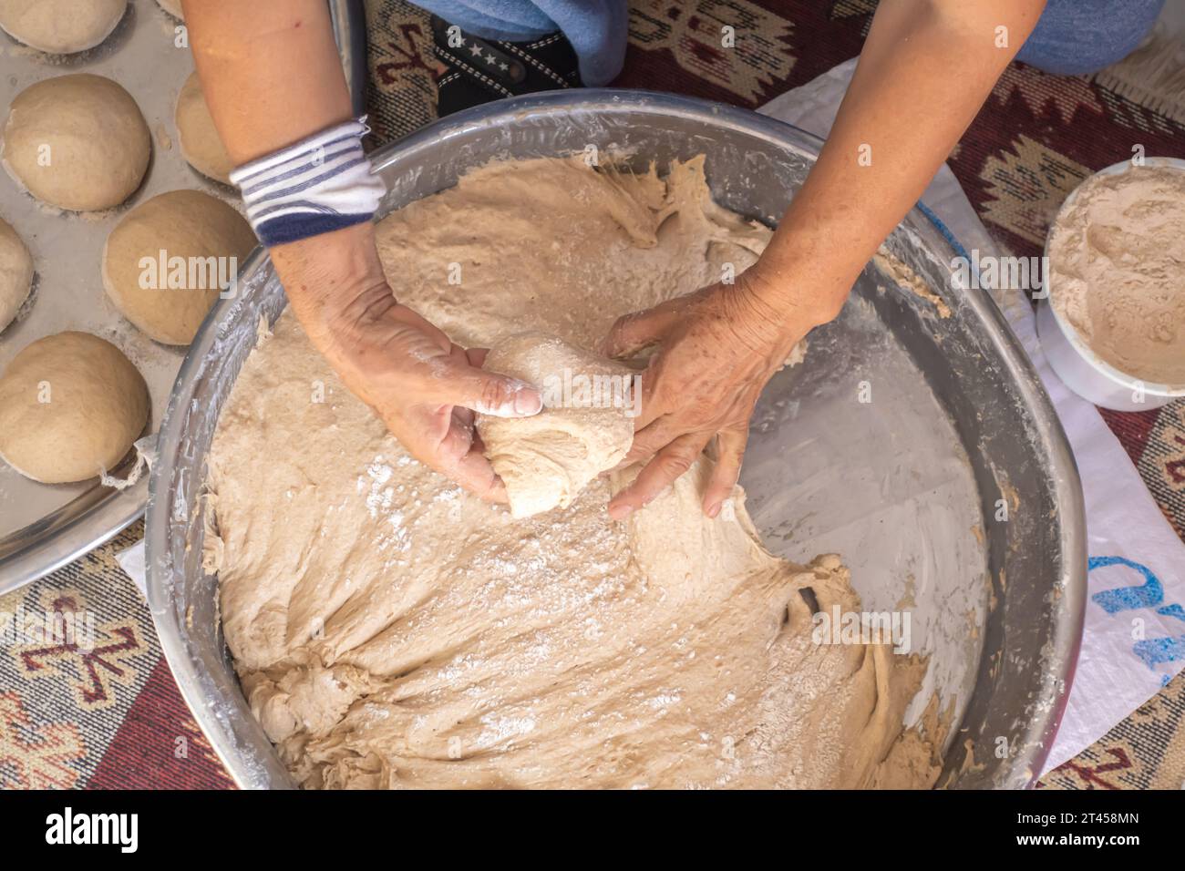 Eine türkische Frau, die Brot aus Teig macht. Hatay Türkei Stockfoto
