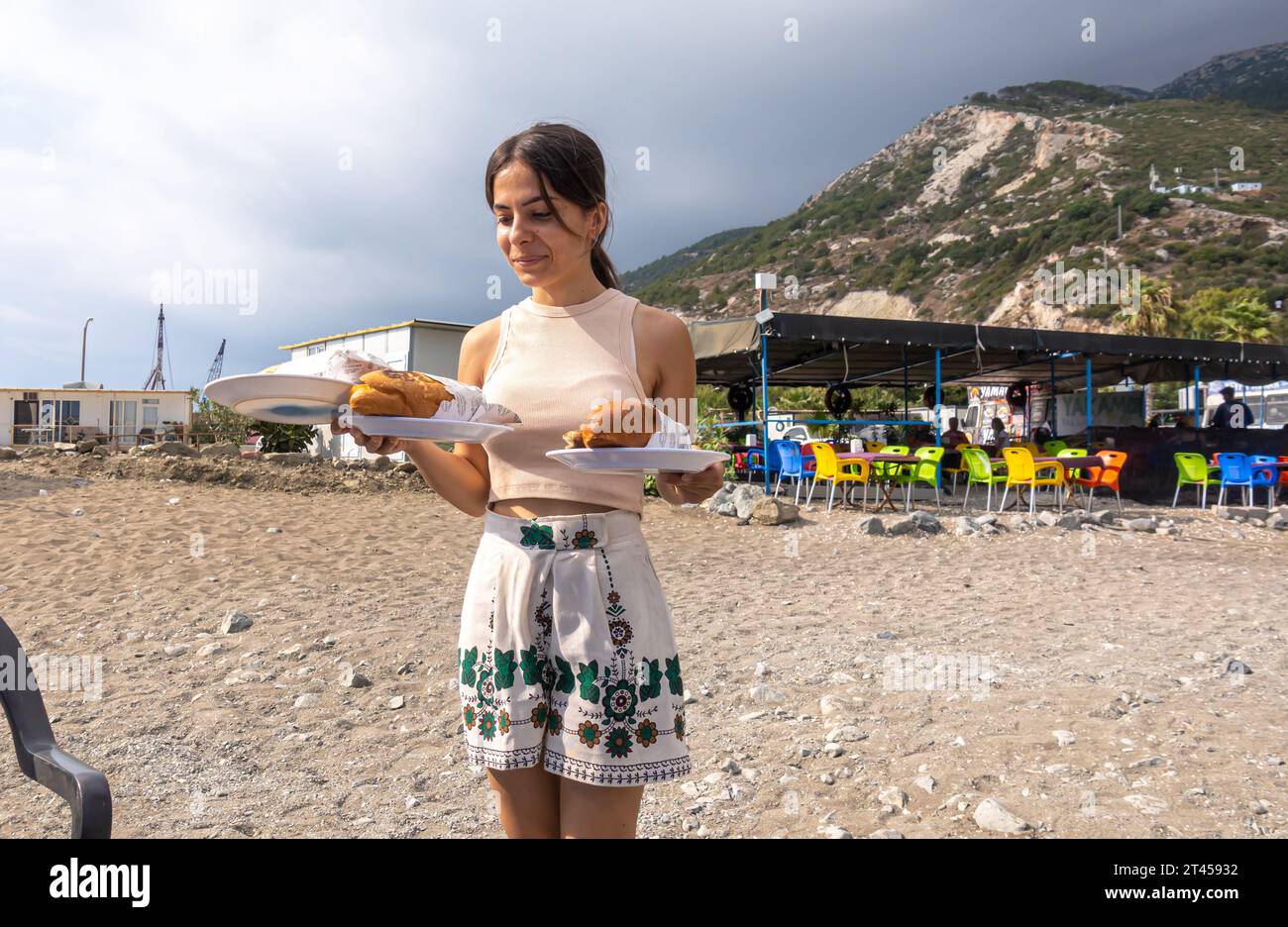 Türkische Kellnerin mit Fisch-Sandwich im Strandrestaurant in Cevlik Seaside Hatay Türkei Stockfoto
