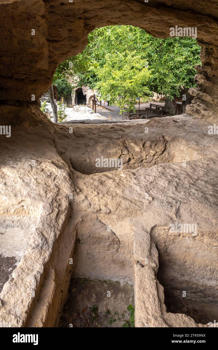 Besikli Höhle, Cradle Cave, Wahrzeichen in Hatay, Türkei. Erbaut im 1. Jahrhundert v. Chr., schützte das antike römische Höhlennetz vor Überschwemmungen Stockfoto