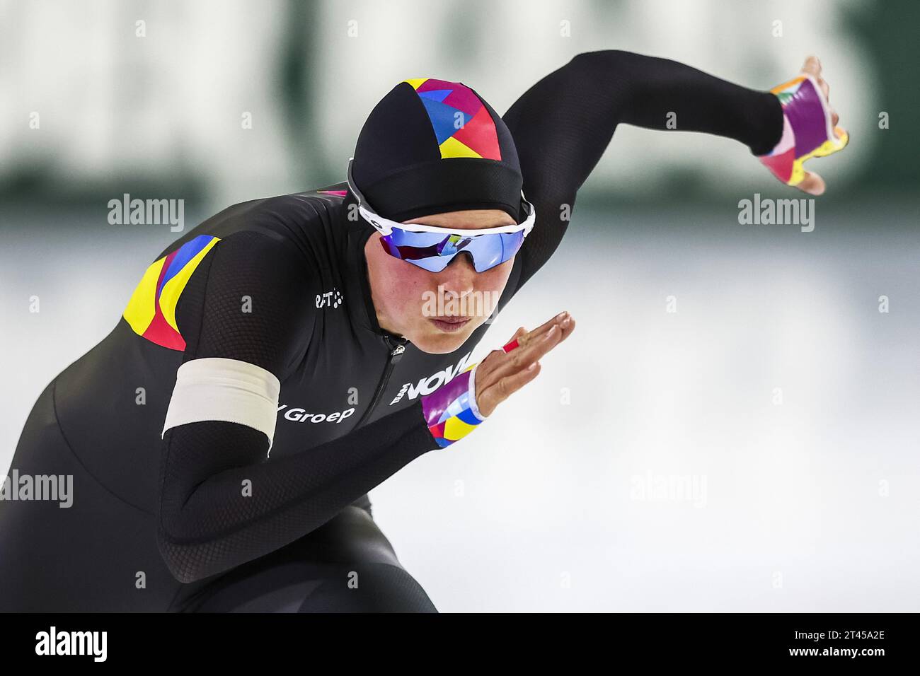 HEERENVEEN - Naomi Verkerk während der ersten 500 m langen Frauen im Eisstadion Thialf. Die lange Rennsaison beginnt mit diesem dreitägigen Qualifikationsturnier für die Weltmeisterschaft. ANP VINCENT JANNINK Stockfoto