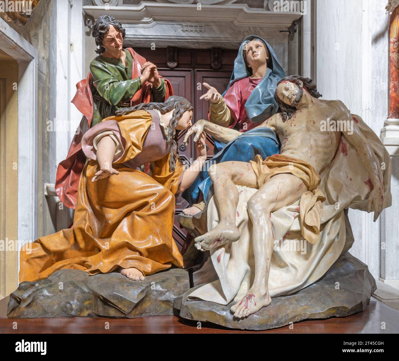 GENOVA, ITALIEN - 8. MÄRZ 2023: Die geschnitzte polychrome Skulpturengruppe von Pieta in der Kirche Chiesa di san Filippo Neri von Anton Maria Maragliano Stockfoto