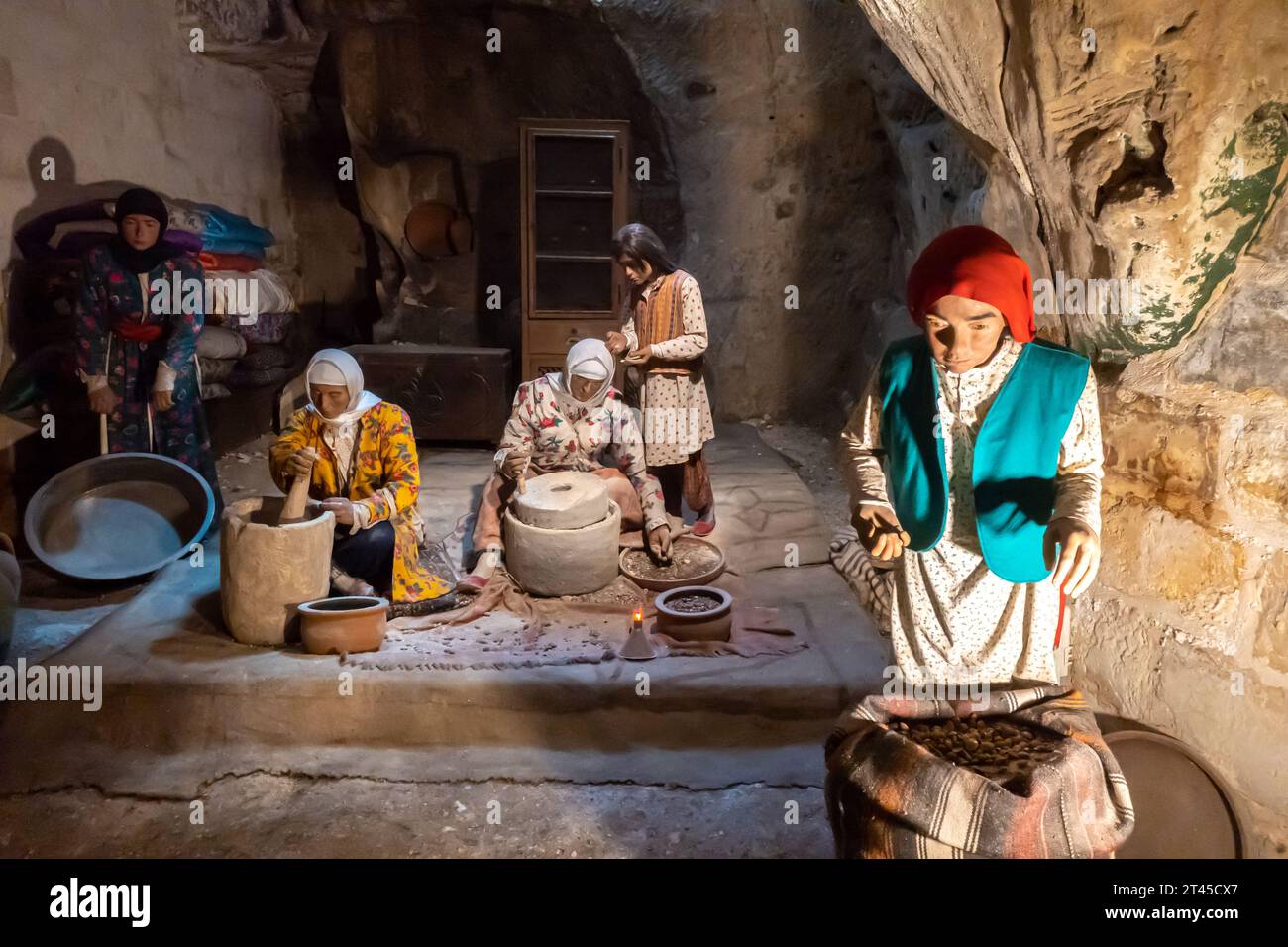 Frauen, die Olivenöl herstellen, Oliven in Antep sortieren Stockfoto