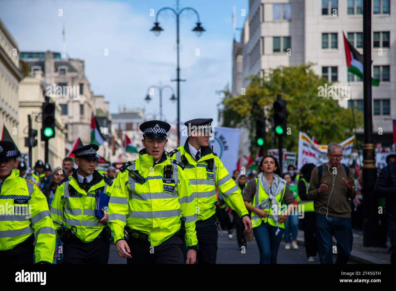 London, Großbritannien. Oktober 2023. Die Metropolitan Police wird jetzt während des Waffenstillstands gesehen! Stoppen Sie den Krieg gegen Gaza - Nationalmarsch für Palästina in London Tausende marschierten zur Unterstützung Palästinas und forderten einen Waffenstillstand gegen Gaza, während die Spannungen andauern. Quelle: SOPA Images Limited/Alamy Live News Stockfoto