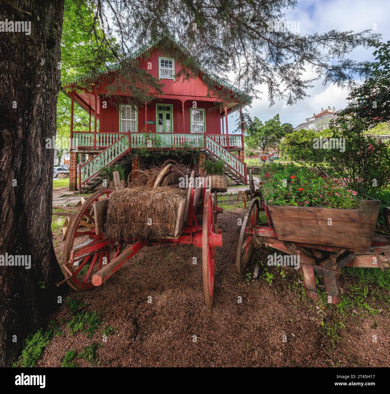 Holzwagen vor dem Italienischen Haus am Ethnicities Square (Praca das Etnias) - Gramado, Rio Grande do Sul, Brasilien Stockfoto