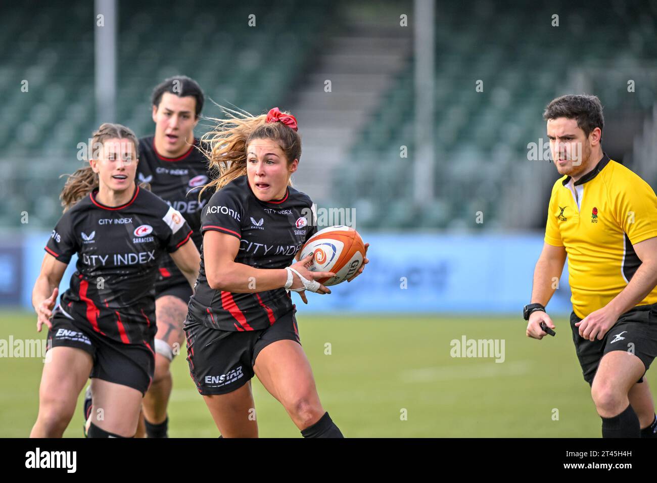 London, Großbritannien. Oktober 2023. Sydney Gregson von Saracens Women tritt am 28. Oktober 2023 im StoneX Stadium in London, England beim Allianz Cup Spiel zwischen Saracens Women und Gloucester Hartpury Women mit dem Ball voran. Foto von Phil Hutchinson. Nur redaktionelle Verwendung, Lizenz für kommerzielle Nutzung erforderlich. Keine Verwendung bei Wetten, Spielen oder Publikationen eines einzelnen Clubs/einer Liga/eines Spielers. Quelle: UK Sports Pics Ltd/Alamy Live News Stockfoto