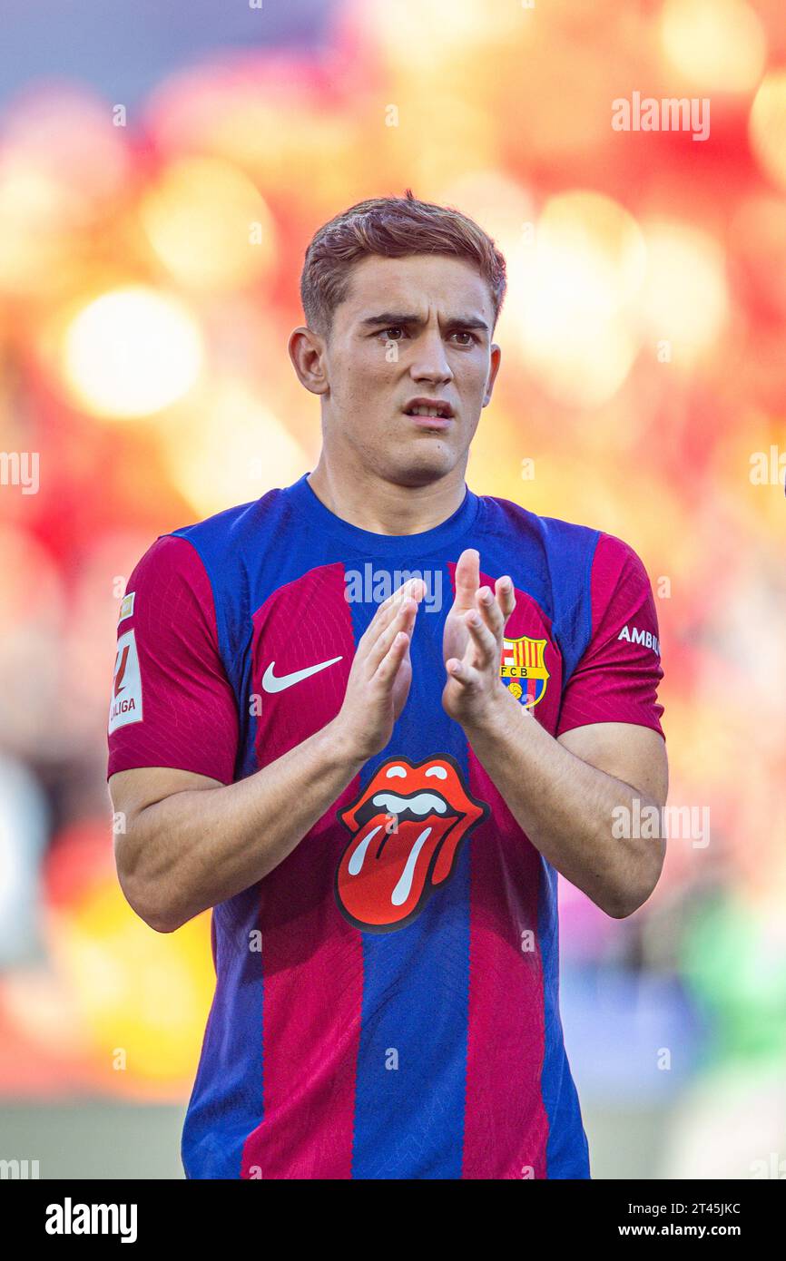 Barcelona, Spanien. Oktober 2023. Pablo Martin Paez Gavira (Gavi) (Barcelona) wurde vor dem Fußballspiel der spanischen Meisterschaft La Liga EA Sports zwischen Barcelona und Real Madrid, besser bekannt als El Clasico, im Stadion Olimpico de Montjuic gespielt. Endergebnis: Barcelona 1: 2 Real Madrid (Foto: Alberto Gardin/SOPA Images/SIPA USA) Credit: SIPA USA/Alamy Live News Stockfoto