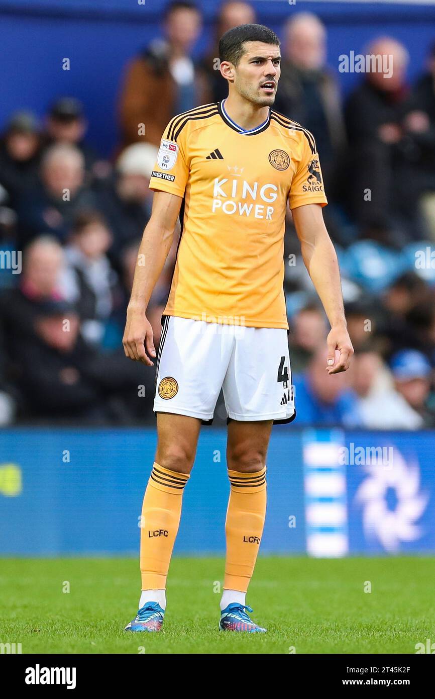 London, Großbritannien. Oktober 2023. Leicester City Verteidiger Conor Coady (4) während des Spiels Queens Park Rangers vs Leicester City Sky Bet EFL Championship im MATRADE Loftus Road Stadium, London, Großbritannien am 28. Oktober 2023 Credit: Every Second Media/Alamy Live News Stockfoto