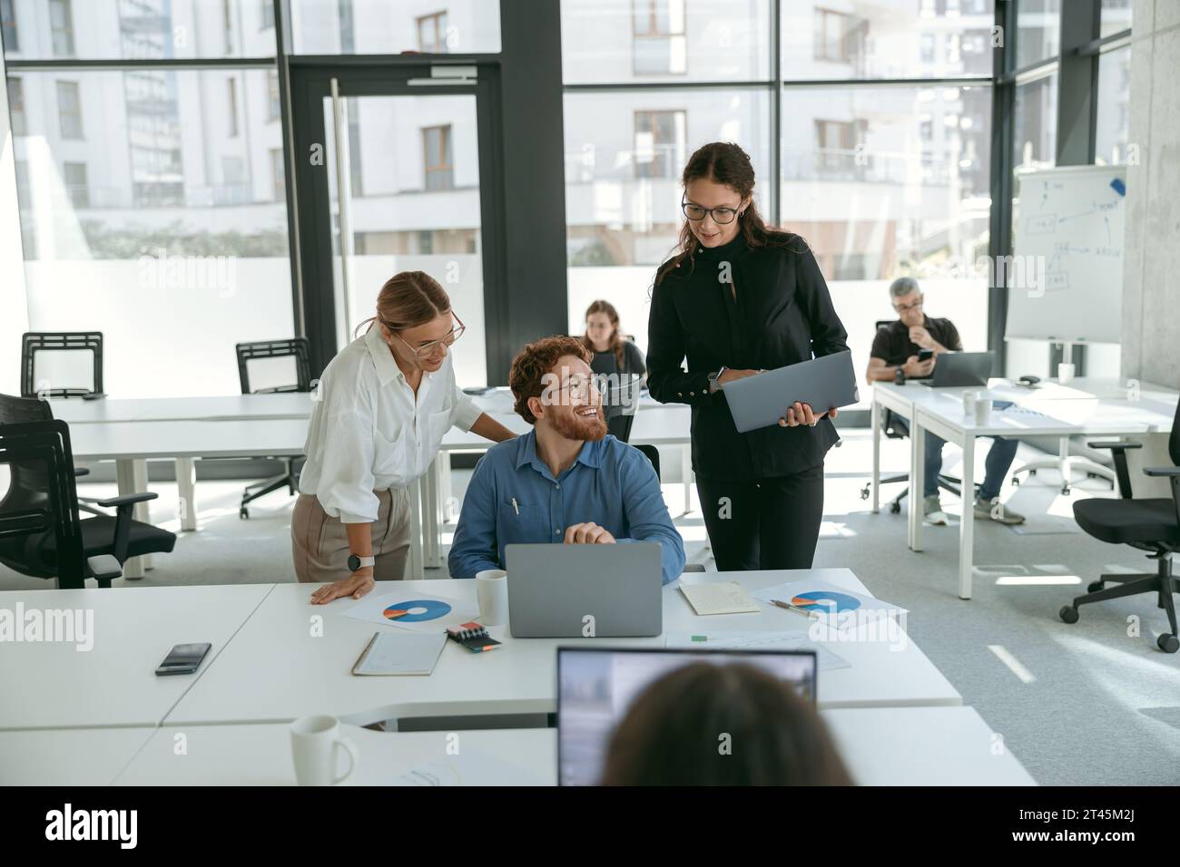 Gruppe von verschiedenen Personen, die neues Projekt im Besprechungsraum des Büros diskutieren. Situation in der Teamarbeit im Unternehmen Stockfoto