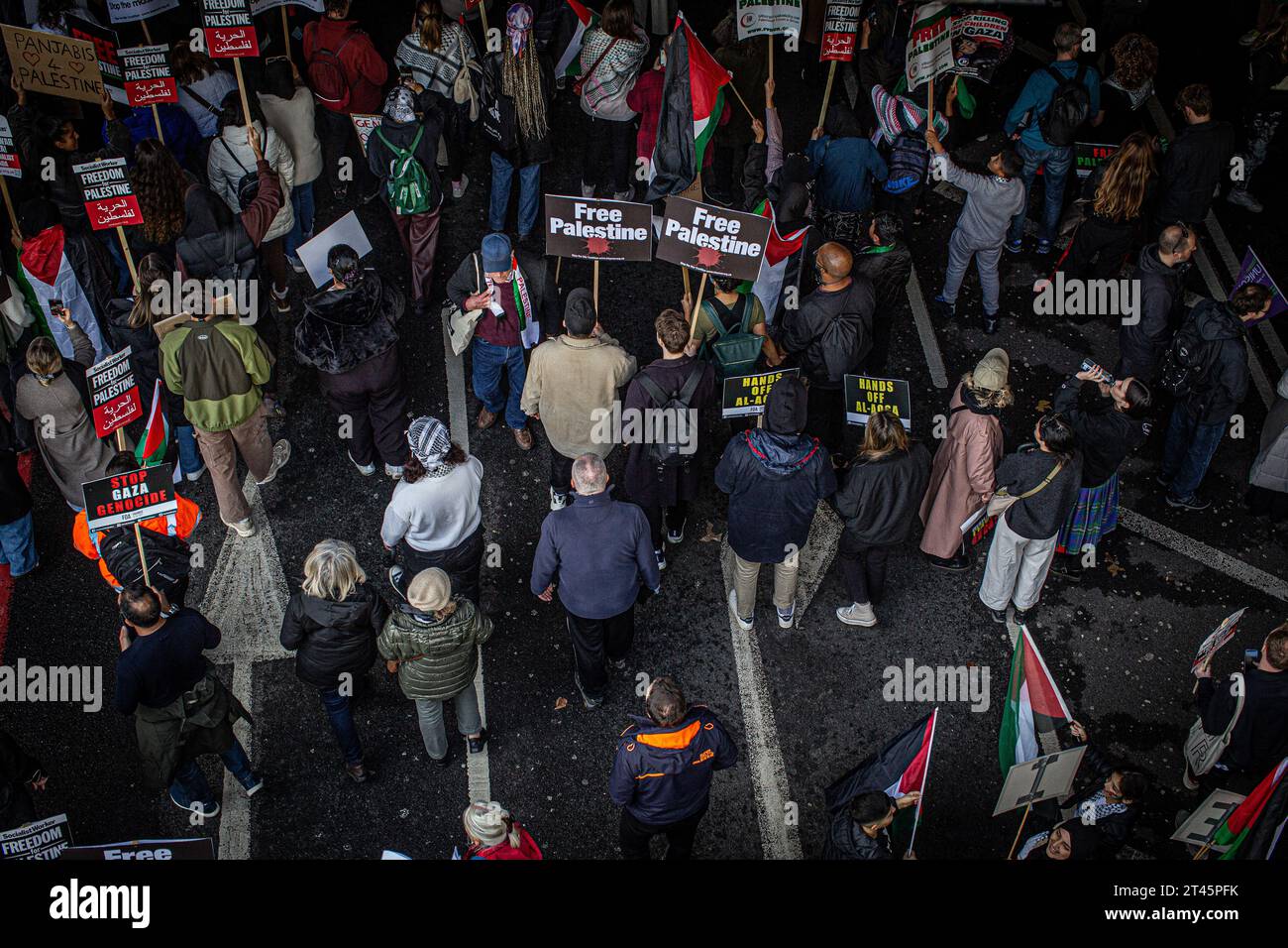 London, England, Großbritannien. 28. Oktober 2023.Tausende von Menschen marschieren durch die Londoner Innenstadt und fordern ein kostenloses Palästina. Bild: © Horst Friedrichs Credit: horst friedrichs/Alamy Live News Stockfoto