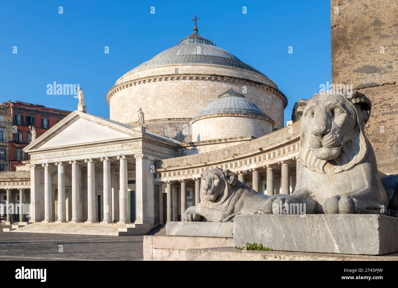 Neaples - die Basilika reale Pontificia San Francesco da Paola und Denkmal für Karl VII. Von Neapel - Piazza del Plebiscito. Stockfoto