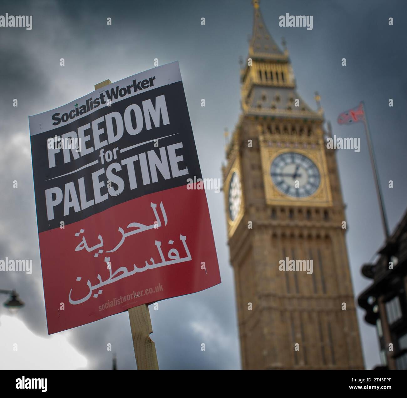 London, England, Großbritannien. 28. Oktober 2023 Protestzeichen Freiheit für Palästina und Westminster im Hintergrund © Horst Friedrichs Credit: horst friedrichs/Alamy Live News Stockfoto