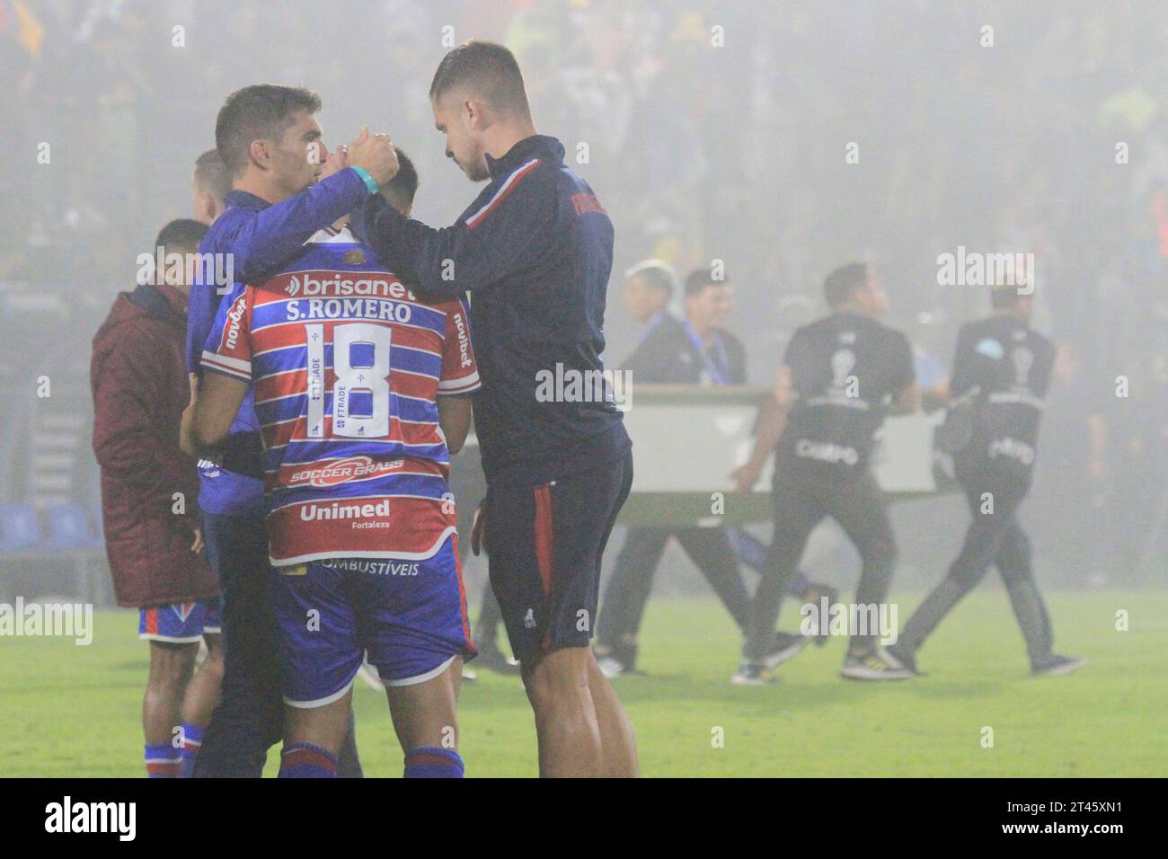 Maldonado, Uruguay. Oktober 2023. Silvio Romero und Spieler von Fortaleza beklagten sich nach dem Spiel zwischen Fortaleza und LDU Quito für das Finale Copa Sudamericana 2023 im Domingo Burgueno Stadium in Maldonado, Uruguay am 28. Oktober. Foto: Pool Pelaez Burga/DiaEsportivo/DiaEsportivo/Alamy Live News Credit: DiaEsportivo/Alamy Live News Stockfoto