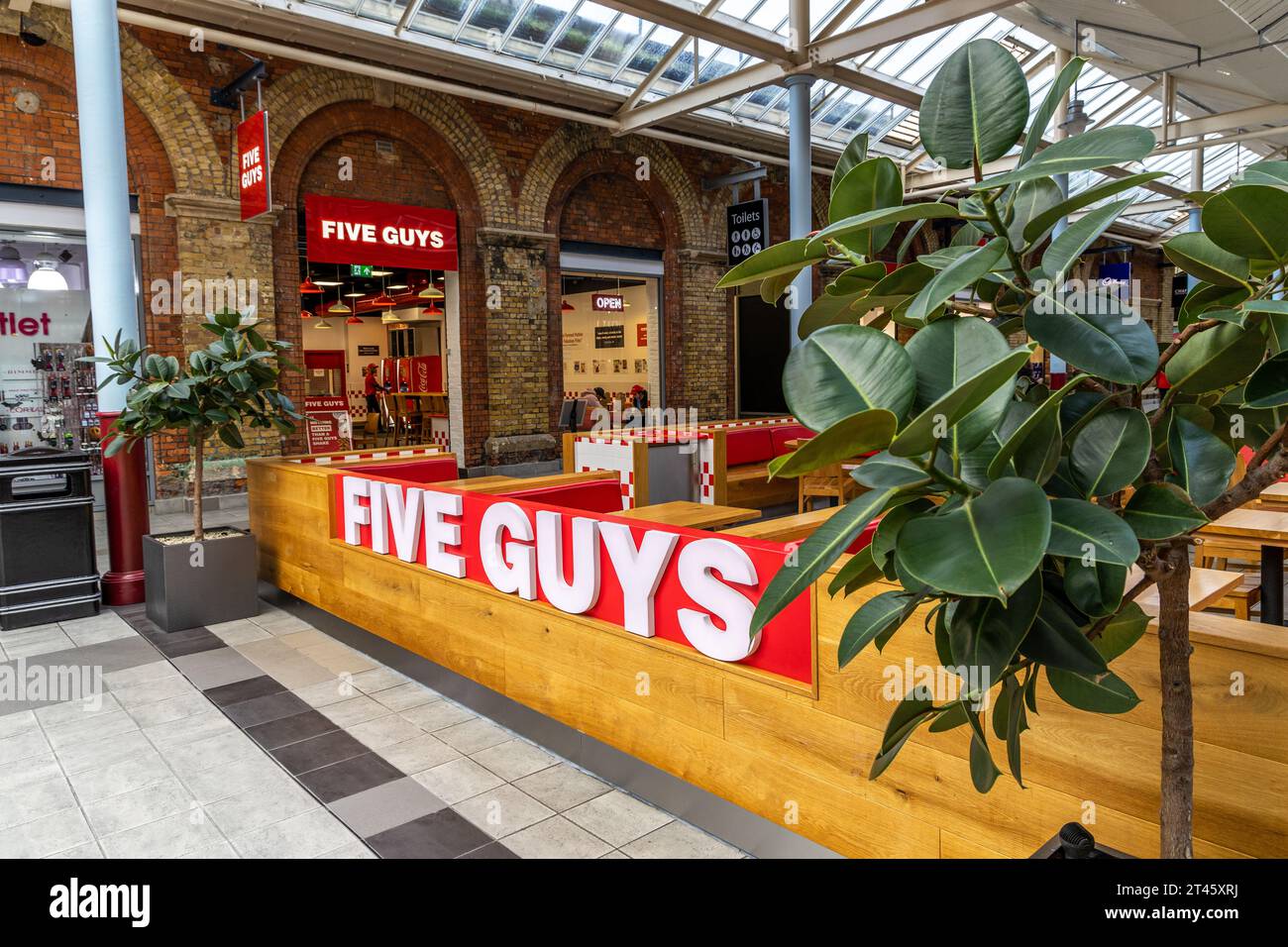 Swindon, Großbritannien - 27. Oktober 2023: FIVE GUYS, berühmtes Franchise von Fast-Food-Restaurants, Burgern, Pommes Frites, Milchshakes im Swindon Designer Outlet. Stockfoto