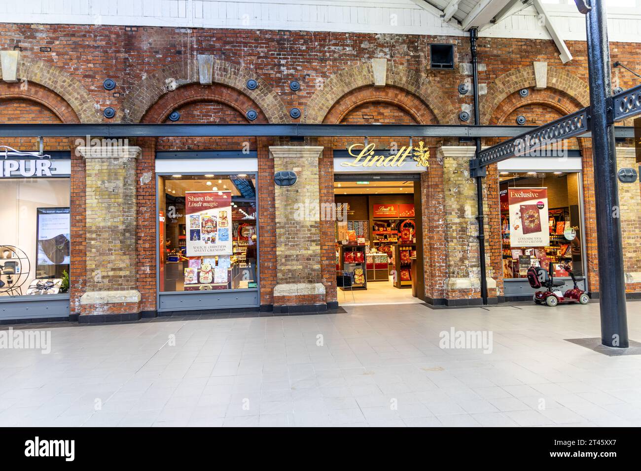 Swindon, Großbritannien - 27. Oktober 2023: Lindt Shop. Lindt ist ein Schweizer Chocolatier- und Süßwarenunternehmen im Swindon Designer Outlet Stockfoto