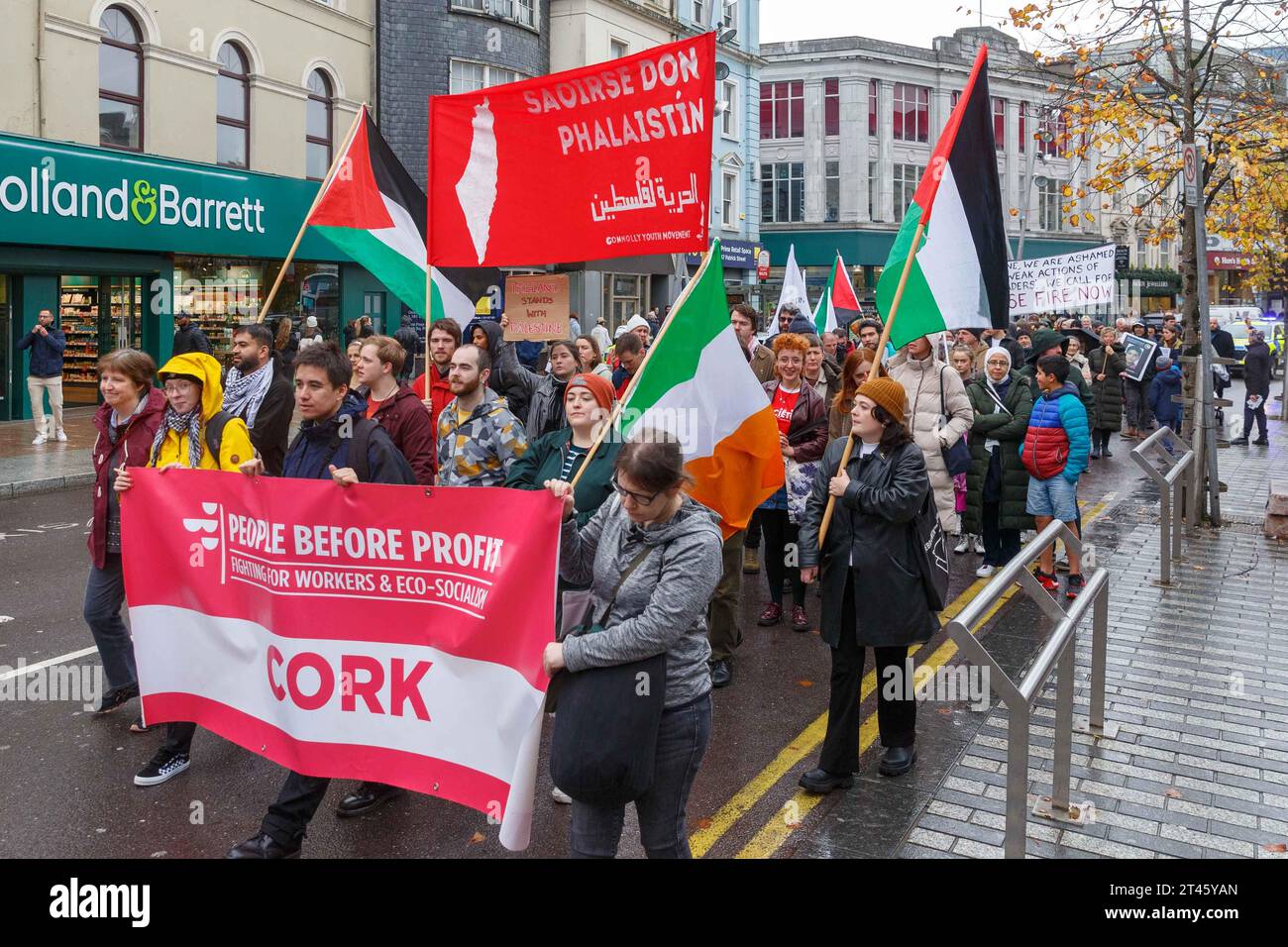 Cork, Irland. Oktober 2023. DC 28-10-23 Menschen aus Cork stehen in Solidarität mit Palästina trotz des schweren Regenfalls, Cork, Irland. Inmitten der starken Regenschauer erlebte Cork City heute eine starke Solidarität mit dem palästinensischen Volk. In der Rückbesinnung auf Irlands langjährige Unterstützung für die palästinensische Sache hallt leidenschaftliche Stimmen durch die Straßen und verkörpert ein historisches Band der Empathie und Einheit. Trotz des Wetters bleibt der Geist des Protestes widerstandsfähig mit einem kollektiven Ruf nach Gerechtigkeit und Frieden. Quelle: Damian Coleman/Alamy Live News Stockfoto