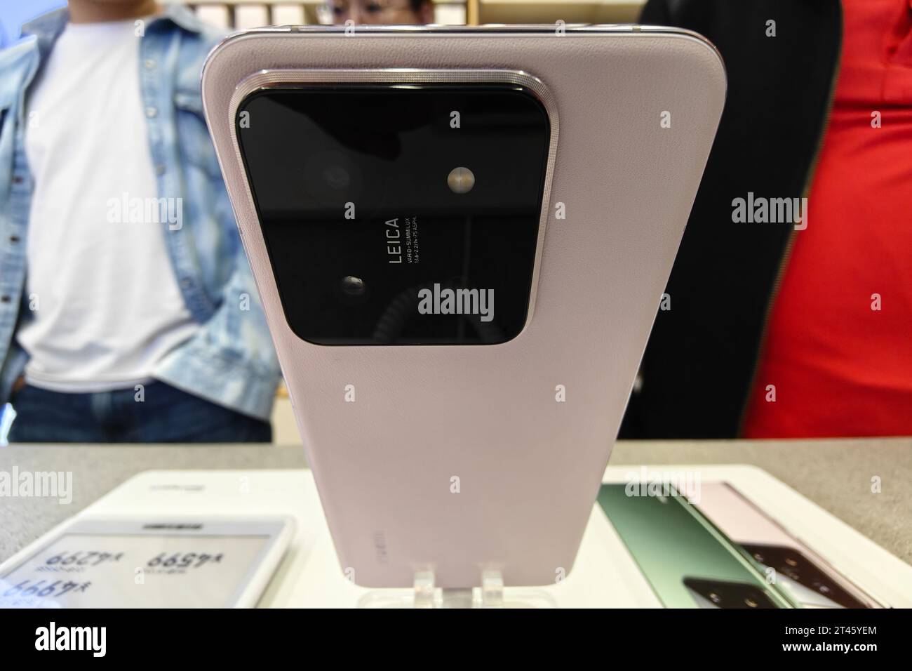 PEKING, CHINA - 28. OKTOBER 2023 - Kunden testen Xiaomis neu veröffentlichte Telefone der Mi 14-Serie im Mi Home in Shanghai, China, 28. Oktober 2023. Stockfoto