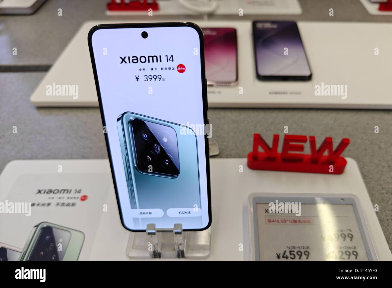 PEKING, CHINA - 28. OKTOBER 2023 - Kunden testen Xiaomis neu veröffentlichte Telefone der Mi 14-Serie im Mi Home in Shanghai, China, 28. Oktober 2023. Stockfoto