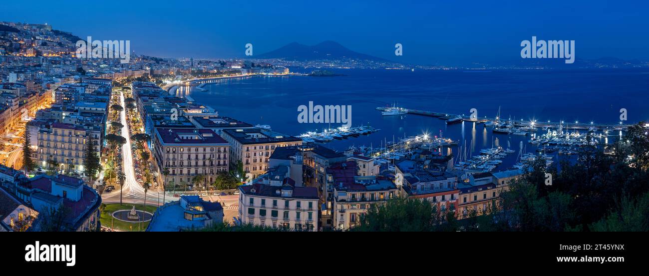Das Panorama von Neapel in der Abenddämmerung. Stockfoto