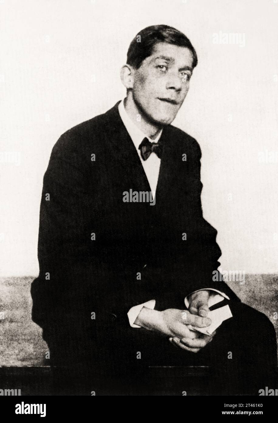 1920 , ÖSTERREICH : der gefeierte österreichische EXPRESSIONIST Maler, Dichter und Dramatiker OSKAR KOKOSCHKA ( 1886–1980 ). Porträt von Hugo Erfurth ( 1874 - 1948 ) . - GESCHICHTE - FOTO STORICHE - ESPRESSIONISMO - ESPRESSIONISTA - EXPRESSIONISMUS - KUNST - ARTE - PITTURA - Malerei - PITTORE - Künstler - artista - Porträt - ritratto - Krawatte Schleife - cravatta papillon - Kragen - Colletto - DRAMMATURGO - TEATRO - THEATER - POESIE - POESIE - POETA --- ARCHIVIO GBB Stockfoto