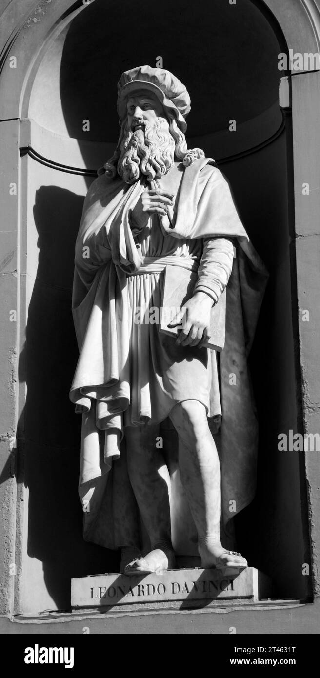 Florenz - Leonardo-da-Vinci-Statue auf der Fassade der Uffizien von Luigi Pampaloni. Stockfoto