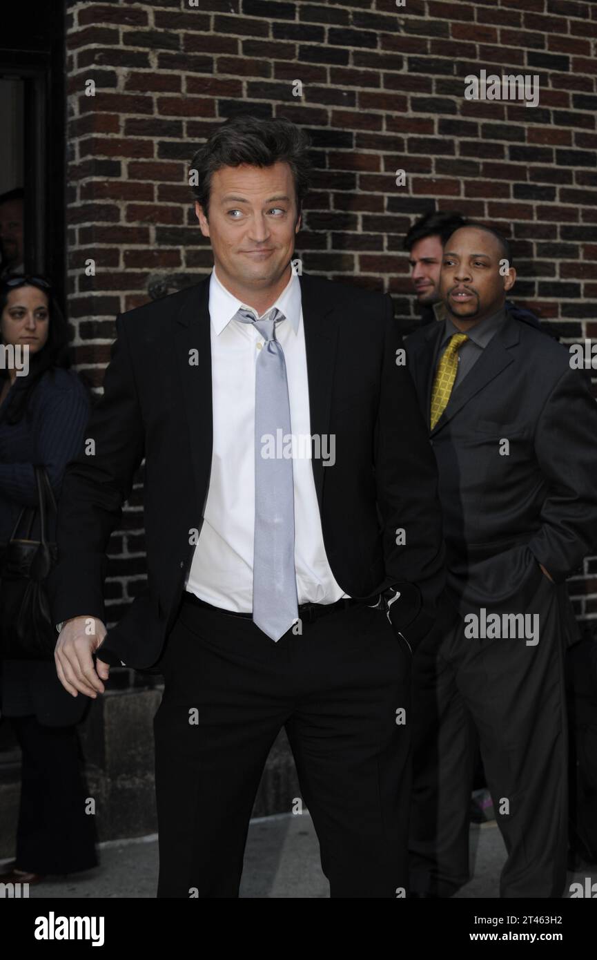 NEW YORK – 16. APRIL: Schauspieler Matthew Perry besucht die Late Show mit David Letterman am 16. April 2009 im Ed Sullivan Theater in New York City People: Matthew Perry Stockfoto