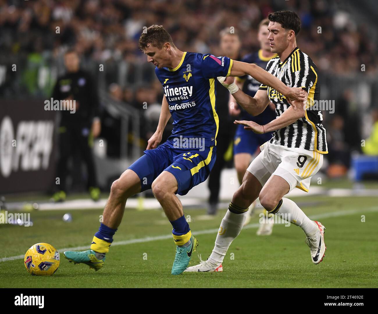 Turin, Italien. Oktober 2023. Der FC Juventus Dusan Vlahovic (R) streitet mit Pawel Dawidowicz von Hellas Verona während eines Fußballspiels der Serie A zwischen dem FC Juventus und Hellas Verona in Turin, Italien, am 28. Oktober 2023. Quelle: Federico Tardito/Xinhua/Alamy Live News Stockfoto