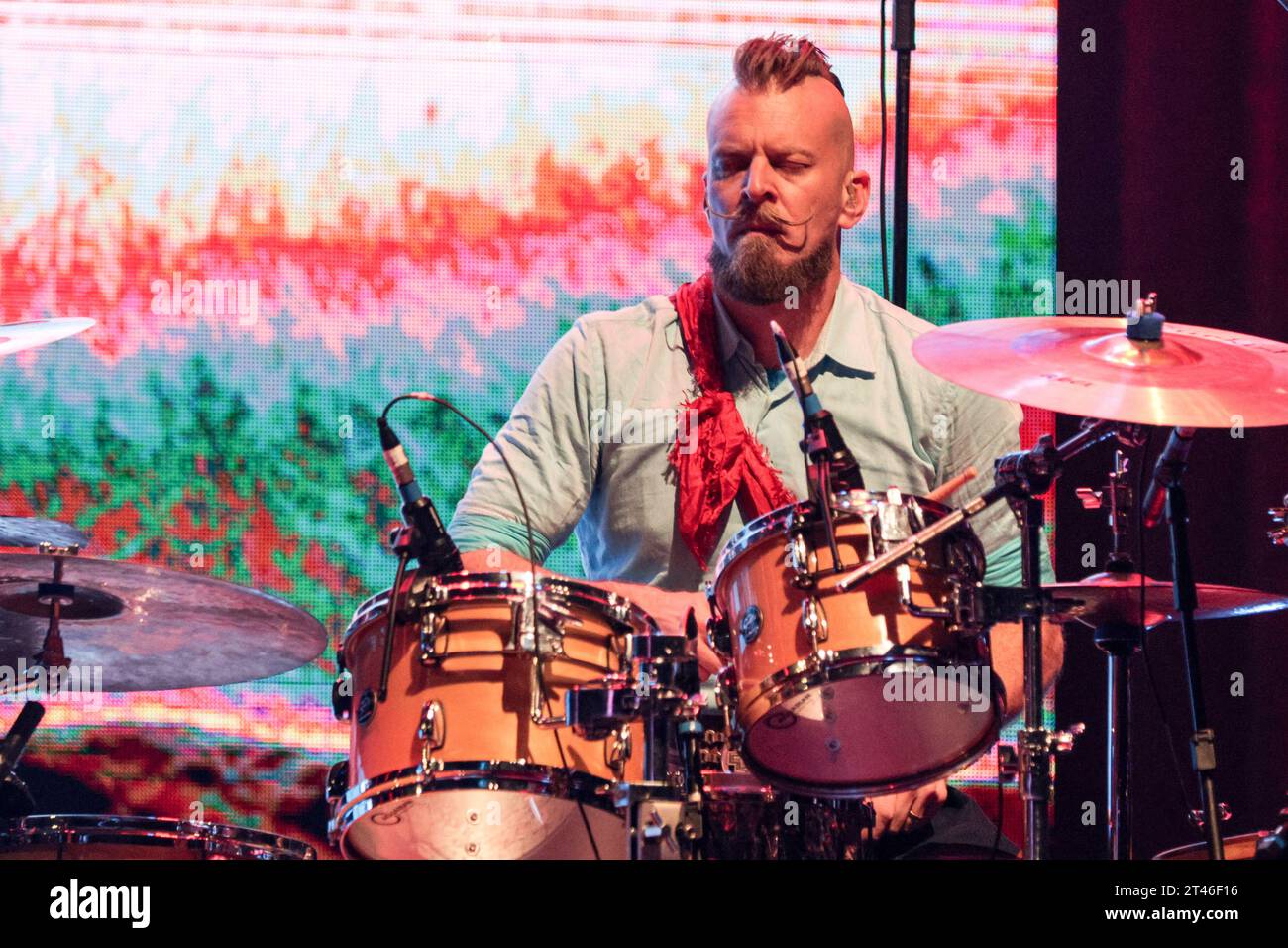 Curitiba, Brasilien. Oktober 2023. PR - CURITIBA - 10/28/2023 - CURITIBA, HUMBERTO GESSINGER SHOW - Rafael BISOGNO, Schlagzeuger, während eines Auftritts des Musikers Humberto Gessinger am Teatro Guaira in der Stadt Curitiba, diesen Samstag (28). Quatro Cantos de um Mundo Redondo ist der Name der Show und Humberto Gessingers neuestes Album. Foto: Robson Mafra/AGIF (Foto: Robson Mafra/AGIF/SIPA USA) Credit: SIPA USA/Alamy Live News Stockfoto