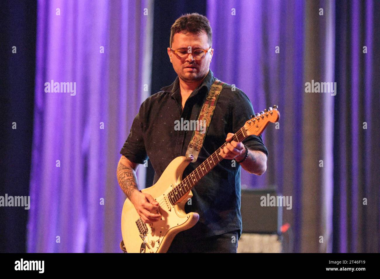 Curitiba, Brasilien. Oktober 2023. PR - CURITIBA - 10/28/2023 - CURITIBA, HUMBERTO GESSINGER SHOW - Felipe Rotta, Gitarrist, während eines Auftritts des Musikers Humberto Gessinger am Teatro Guaira in der Stadt Curitiba, diesen Samstag (28). Quatro Cantos de um Mundo Redondo ist der Name der Show und Humberto Gessingers neuestes Album. Foto: Robson Mafra/AGIF (Foto: Robson Mafra/AGIF/SIPA USA) Credit: SIPA USA/Alamy Live News Stockfoto