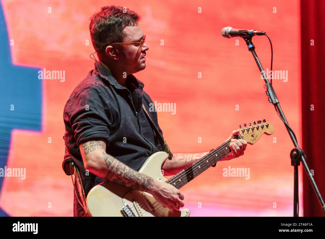 Curitiba, Brasilien. Oktober 2023. PR - CURITIBA - 10/28/2023 - CURITIBA, HUMBERTO GESSINGER SHOW - Felipe Rotta, Gitarrist, während eines Auftritts des Musikers Humberto Gessinger am Teatro Guaira in der Stadt Curitiba, diesen Samstag (28). Quatro Cantos de um Mundo Redondo ist der Name der Show und Humberto Gessingers neuestes Album. Foto: Robson Mafra/AGIF (Foto: Robson Mafra/AGIF/SIPA USA) Credit: SIPA USA/Alamy Live News Stockfoto