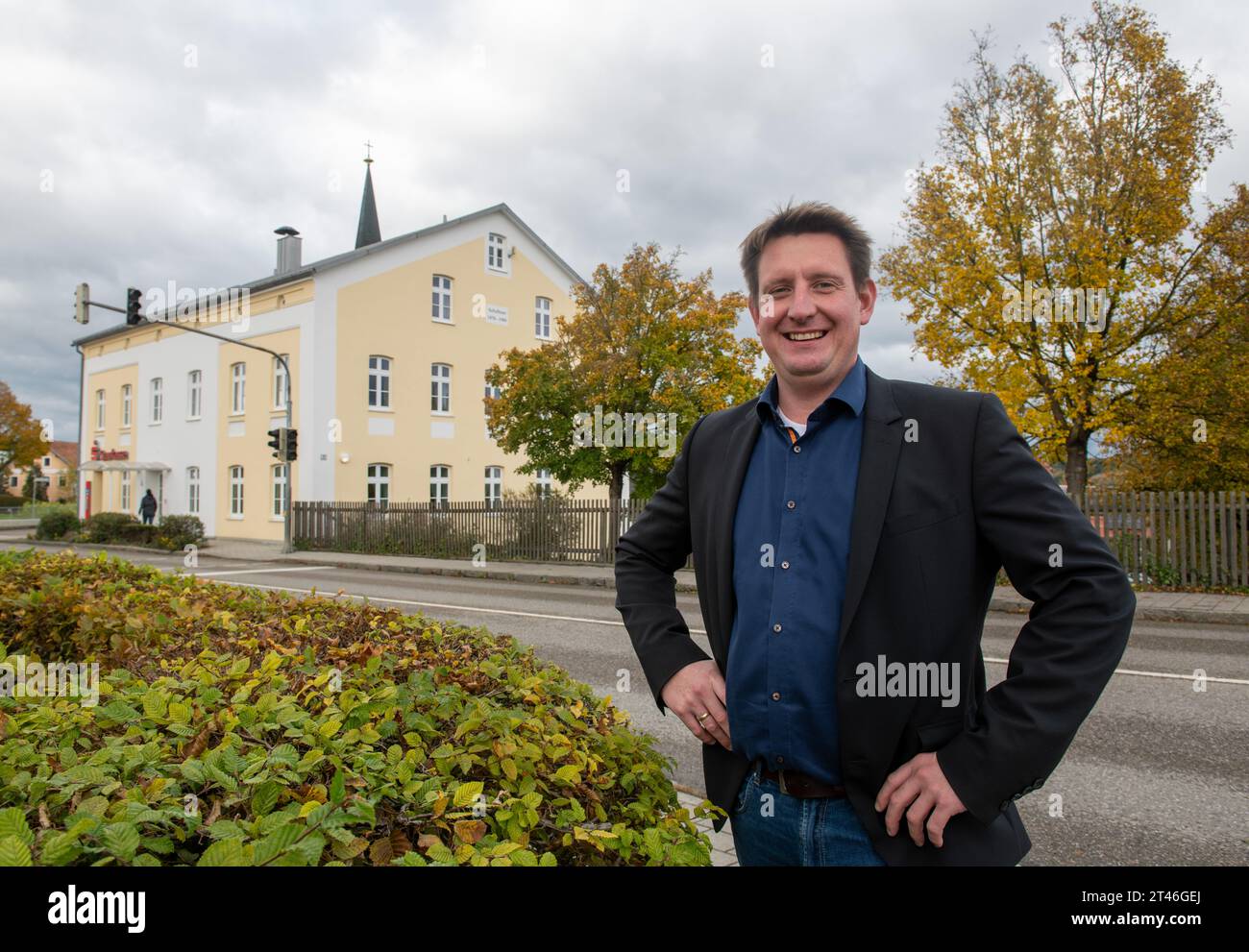 Hohenkammer, Deutschland. Oktober 2023. Mario Andreas Berti (CSU), 1. Bürgermeister von Hohenkammer, steht vor der ehemaligen Schule. Es gäbe Übungsräume für einen Landarzt, den die Gemeinde Hohenkammer unter anderem mit einer Website als lebende Legende sucht. (Zu dpa: 'Aufwendige Suche nach Country Doctor: Hohenkammer sucht lebende Legende') Credit: Stefan Puchner/dpa/Alamy Live News Stockfoto