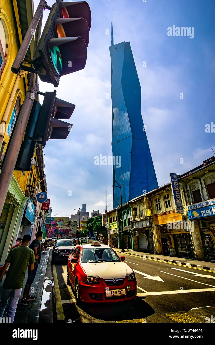 Blick auf den Merdeka 118 Tower in der Nähe von China Town in Kuala Lumpur, Malaysia. Stockfoto