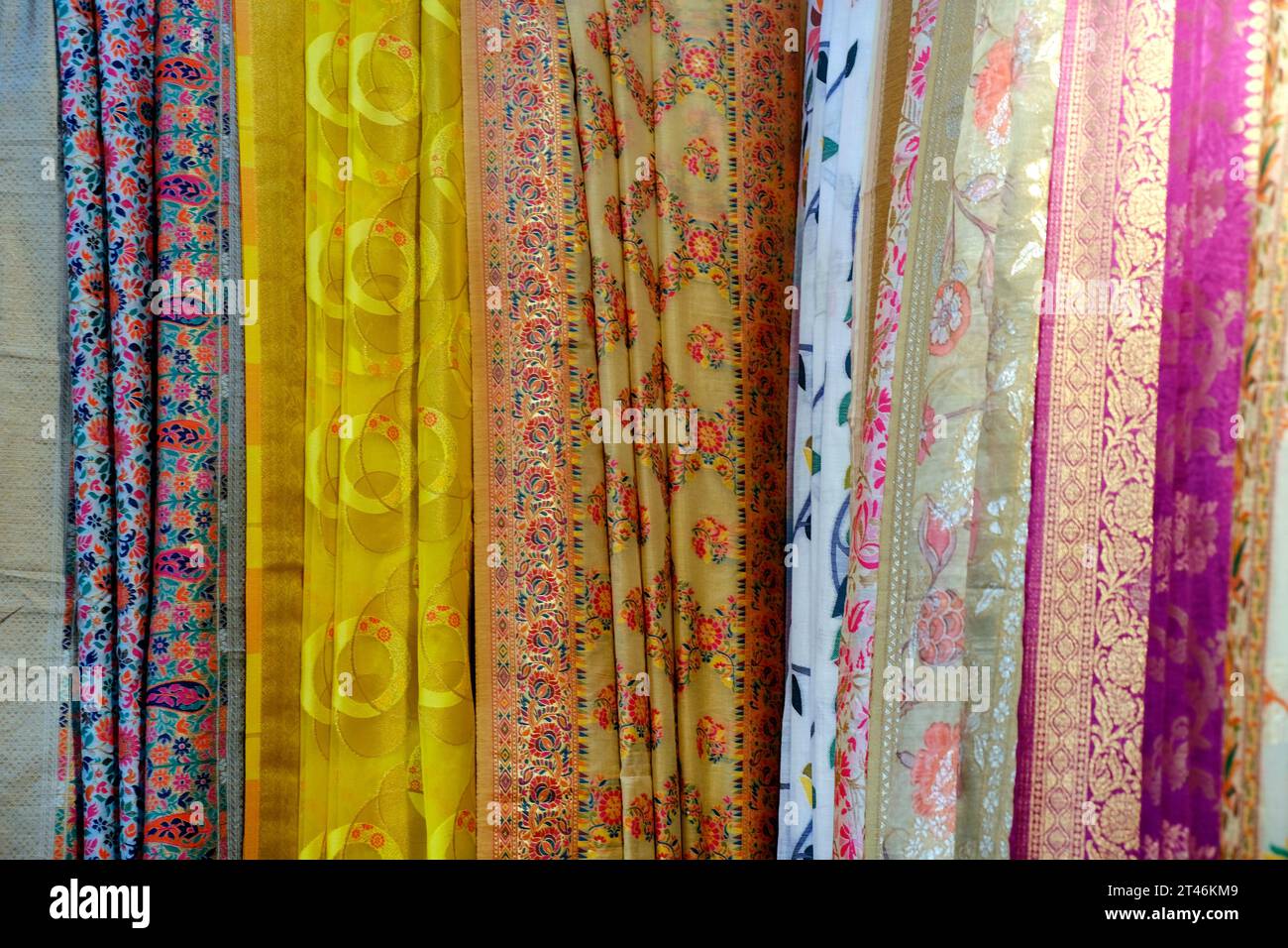 Traditionelles indisches Kleid / Saree, verschiedene Texturen und Farben schöne Textilien, bunter indischer Stoff, Stoff aus Indien. Stockfoto